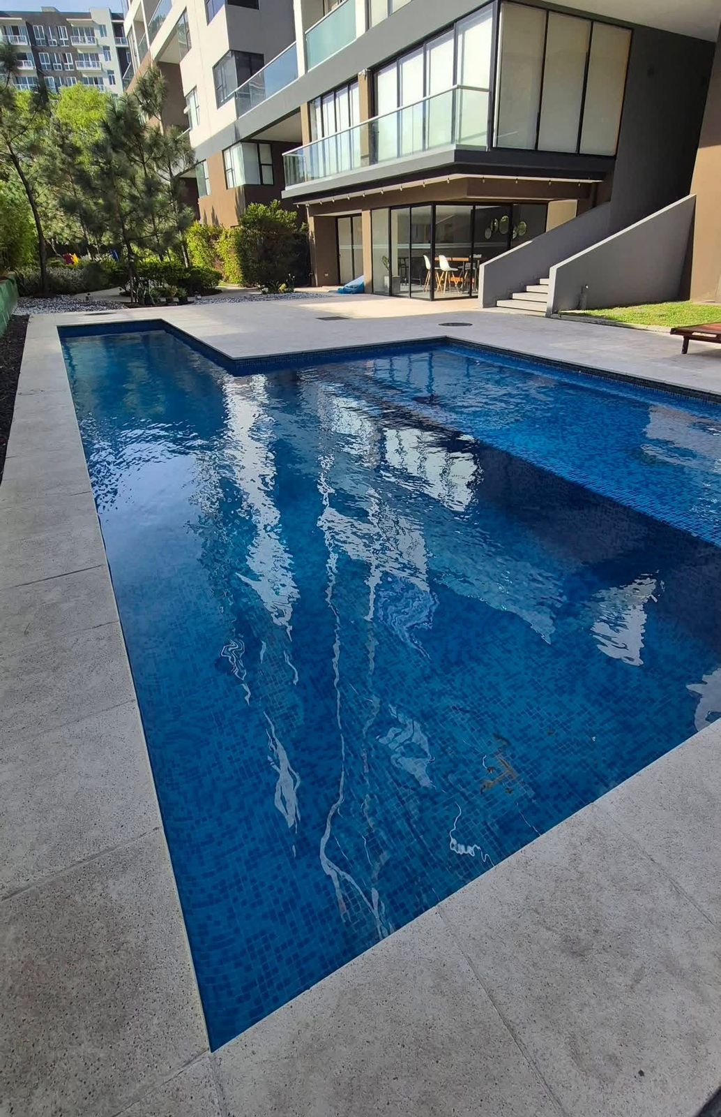 Amenidad 1 · Diseño contemporáneo sobre Escalón