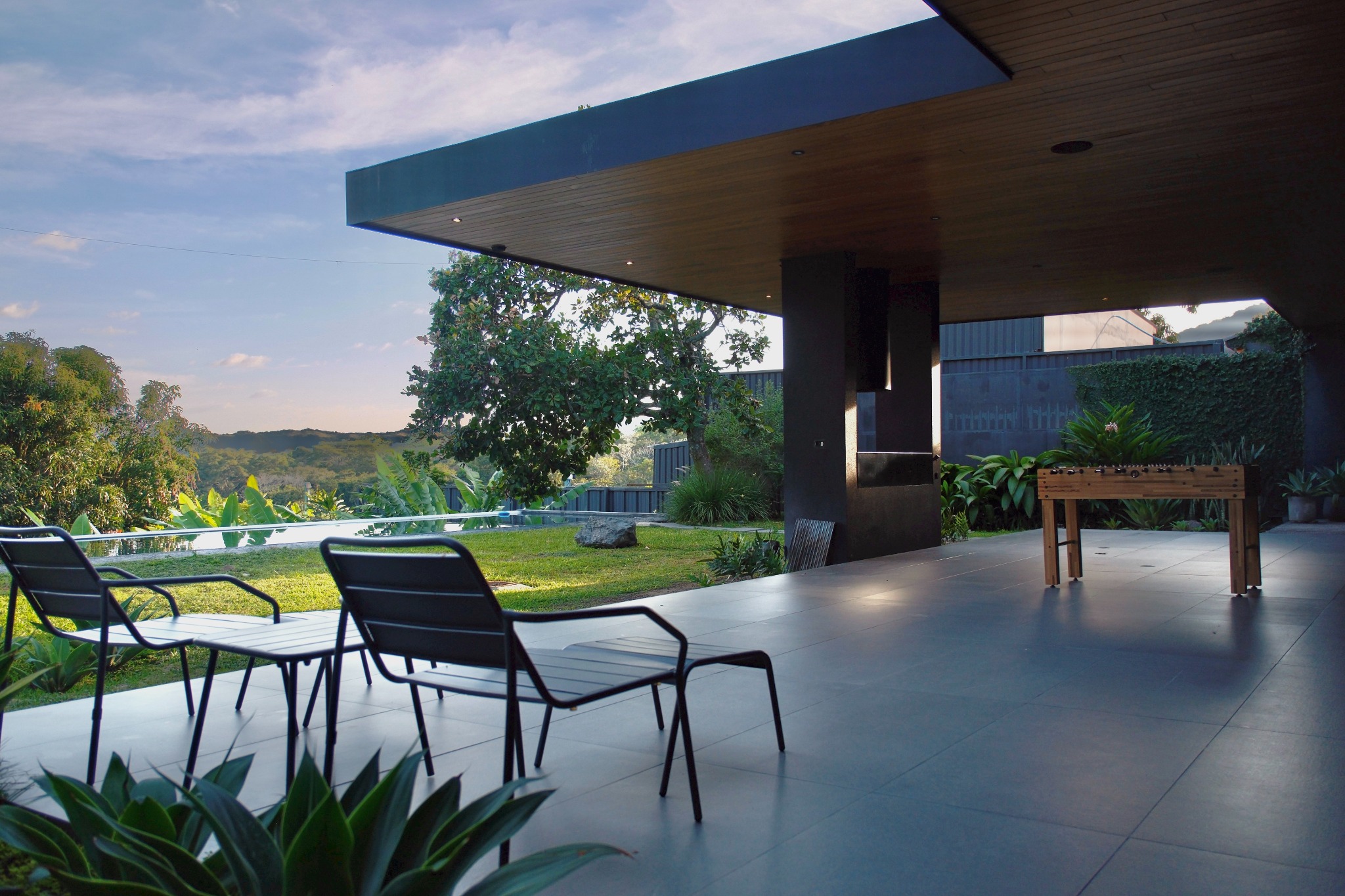Terraza contemporánea rodeada de naturaleza